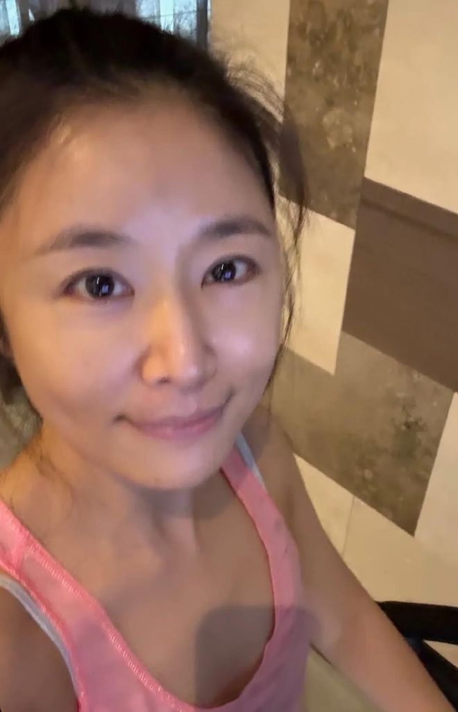 素颜有明显的黑头皮肤看起来好暗黄OG网站49岁林心如在家健身脸部(图2)
