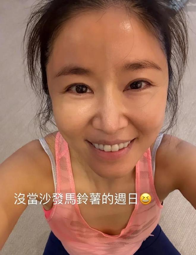 素颜有明显的黑头皮肤看起来好暗黄OG网站49岁林心如在家健身脸部(图3)